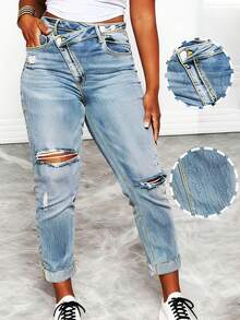 Plus-Size Women's Light Blue Ripped Jeans With A Slanted Waist And Distressed Details. Features Include Ripped Pockets, An Irregular Waist For Everyday Wear, School, Office, Or Travel, Large Distressed Holes, Frayed Edges, A Street-Style Straight Leg, And A Versatile, Casual Look. These Retro-Inspired, Slimming Denim Jeans Are Perfect For A Sexy, Retro Vibe. - 淺色水洗藍 - 查看 5