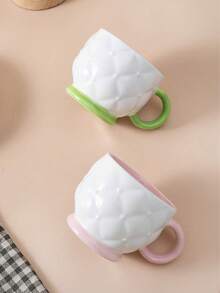 1 pieza Taza de cerámica creativa con diseño de fútbol en colores contrastantes, taza de café asimétrica, adecuada para restaurante, desayuno, té de la tarde, regalo, vaso de agua