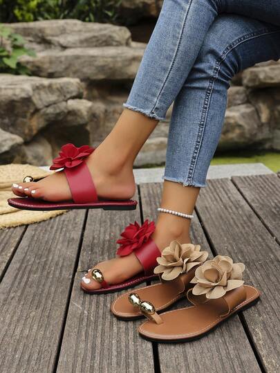 1 Pair Fashionable & Elegant Floral Decorated Flat Sandals With Metal Accessories, Lightweight & Casual For Outdoor Activities, Beach Play