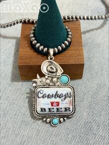1 chiếc mặt dây chuyền hình mũ cao bồi đầu bò bằng bạc mài cổ điển của thương hiệu bia Mỹ, đính ngọc trai. Thiết kế chủ đạo là logo thương hiệu bia cổ điển, kết hợp với khung kim loại bạc mài, điểm xuyết bằng đá ngọc lam tự nhiên. Một số mẫu có thêm chi tiết mũ hoặc đầu bò 3D, nhiều lớp và mang đậm phong cách retro Mỹ. Thích hợp cho các lễ hội âm nhạc, tiệc theo chủ đề miền Tây, tụ họp quán bar, trang phục retro Mỹ, và cũng có thể dùng làm phụ kiện bắt mắt cho các hoạt động hàng ngày và cắm trại. - vòng cổ bạc cổ - Xem 13