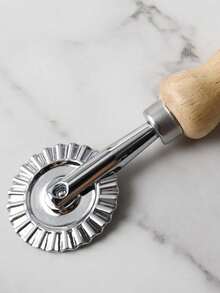 1 pieza Cortador de masa con mango de madera natural, hoja de acero inoxidable - Afilado y antiadherente para masa de pan/pizza/empanadillas, ligero para hornear en Navidad 2025, ideal para panaderos caseros y preparación festiva