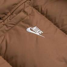 Nike 男士 AS M NK TF CLUB PARKA 650蓬松度羽绒服，舒适蓬松轻便户外运动旅行休闲通勤外套 IB2974-235 - (白)/慕斯森林棕 - 查看 3