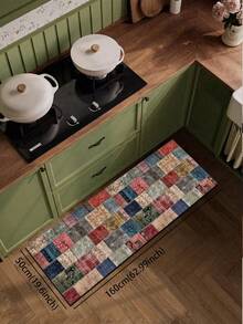 1片硅胶厨房地垫，拼布图案。地垫由许多不同颜色和图案的正方形拼接而成，包括红色、蓝色、米色、绿色等等。