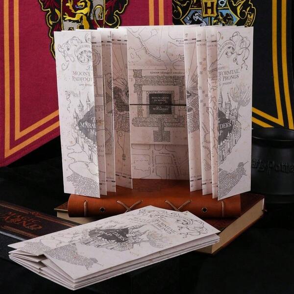Warner Bros 1 PIEZA Mapa del Merodeador de Harry Potter del Colegio de Magia Hogwarts, Accesorios Mágicos de Cosplay de Películas y Anime, Boletos Dorados, Mapa de Búsqueda del Tesoro, Decoración de Habitación, Adorno de Escritorio, Regalo Divertido de Navidad y Cumpleaños
