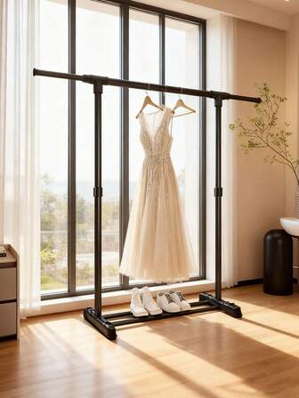 1 pieza Perchero de ropa de lujo minimalista negro con ruedas. Perchero de ropa de lujo minimalista negro con ruedas, movilidad flexible. Una sola barra puede colgar vestidos, ropa diaria, y la parte inferior puede almacenar zapatos, adecuado para el almacenamiento de ropa en el dormitorio, exhibición y combinación en el probador, agregando conveniencia y sofisticación a la organización de su armario.