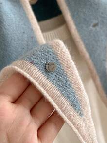 وشاح مثلث مصنوع بتقنية الكروشيه ذو حواف ملونة متباينة على شكل شبكة متقاطعة، وشاح صغير للرقبة للنساء، كاب دافئ للكتف متعدد الاستخدامات