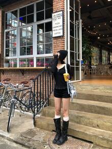 2025年新款女士长袖黑色T恤，高品质设计，初秋时尚上衣 - 黑色 - 查看 5