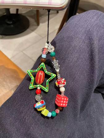 手绘星星设计手机壳链、DIY串珠相机带、圣诞氛围包包装饰