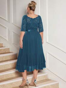 Vestido de cóctel de vuelo con cuello de barco, encaje floral, contraste de gasa y volante en el bajo para fiesta - Neblina azul - Ver 2