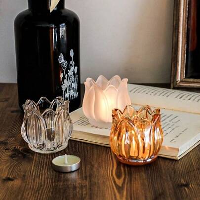 郁金香造型玻璃烛台，适合家居装饰、客厅装饰、卧室装饰、节日装饰、桌面装饰，也可作为送给女士、女友的礼物或纪念品。