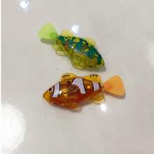 Đồ chơi bể bơi cho trẻ em, cá điện tử chơi trong phòng tắm, cá nhỏ biết bơi có đèn cảm biến, trang trí bể cá, cá cảnh mô phỏng sống động như thật. Nếu cá không bơi khi thả vào nước, hãy nhẹ nhàng kéo và lắc đuôi để cá bơi trở lại. - Nhiều màu - Xem 15