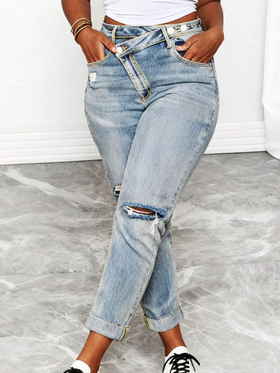 Plus-Size Women's Light Blue Ripped Jeans With A Slanted Waist And Distressed Details. Features Include Ripped Pockets, An Irregular Waist For Everyday Wear, School, Office, Or Travel, Large Distressed Holes, Frayed Edges, A Street-Style Straight Leg, And A Versatile, Casual Look. These Retro-Inspired, Slimming Denim Jeans Are Perfect For A Sexy, Retro Vibe. - 淺色水洗藍 - 查看 1
