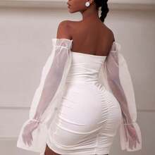 Vestido corto ajustado y elegante para mujer, con hombros descubiertos, mangas de obispo transparentes, dobladillo fruncido y delicados cordones. - Blanco - Ver 3