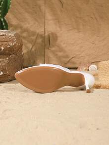 On feet& in love 女士优雅缎面褶皱金属圆扣露趾高跟凉鞋，适合夏季搭配连衣裙 - 糯米白色 - 查看 8