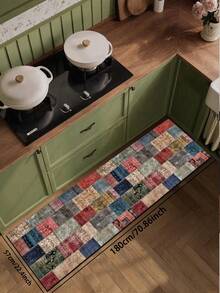 1片硅胶厨房地垫，拼布图案。地垫由许多不同颜色和图案的正方形拼接而成，包括红色、蓝色、米色、绿色等等。