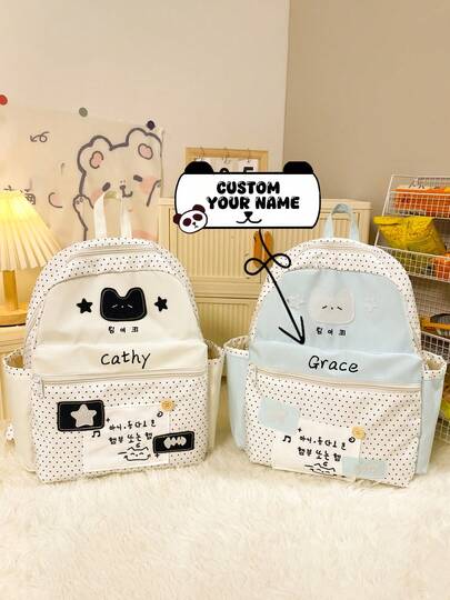 Una mochila con bloques de color y lunares, con patrones de estrellas y animales lindos, donde puedes imprimir tu nombre o saludos de vacaciones. Personaliza tu propia bolsa.