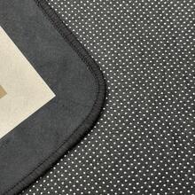 1 szt. Prosty dywanik kuchenny z nadrukiem Nordic HELLO Letter Print, beżowo-czarny, supergęsty, krótki pluszowy materiał, 1000 g/m², odpowiedni do kuchni, przedpokoju, salonu, pralni, korytarza, sypialni, przedpokoju, nowoczesnego wystroju domu, nadający się do prania w pralce, na Boże Narodzenie, Święto Dziękczynienia, prezent na parapetówkę