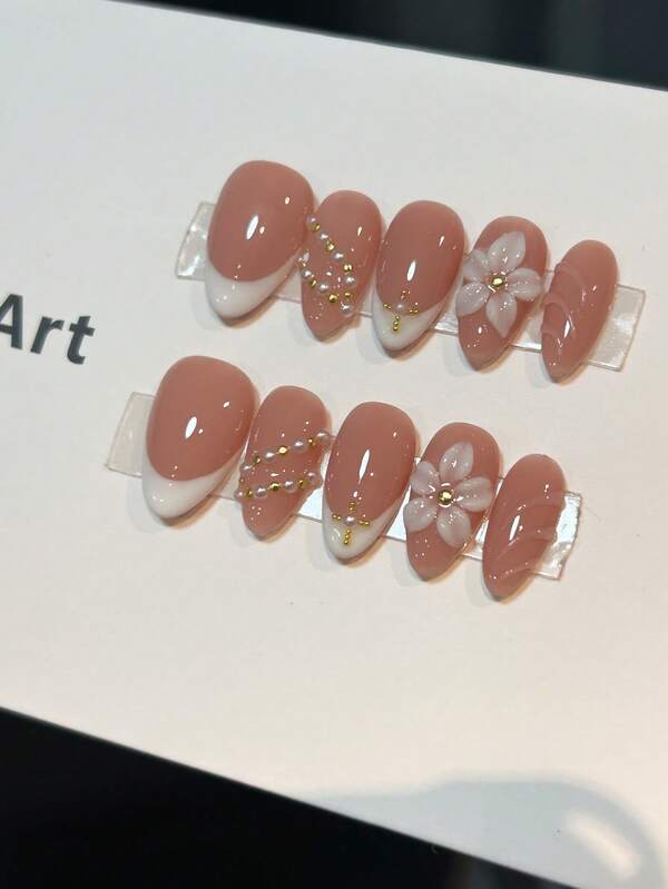 10 piezas de uñas postizas con forma de almendra, estilo francés 3D con relieve floral - Uñas acrílicas artificiales engrosadas con cuentas doradas y decoración de perlas falsas, base natural nude, pegatinas de uñas elegantes y lindas, uñas postizas de cobertura completa hechas a mano, adecuadas para mujeres y niñas para uso diario y de fiesta