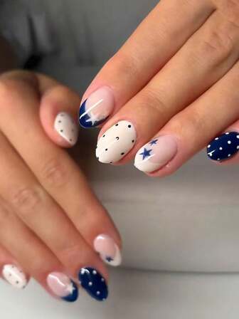 Förhöj din stil direkt med vårt 24-delade set med ovala, blå och vita prickiga, stjärnklara naglar. Perfekt för fräcka tjejer, kontorsdamer, fester, dejter, vardagskläder och festliga tillfällen.