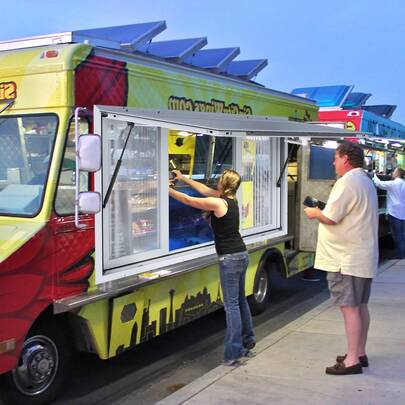 Finestra per food truck 48"x36", finestra di servizio in lega di alluminio per food truck con 4 finestre scorrevoli orizzontali, porta a tenda e gancio di traino, finestra di servizio girevole fino a 85 gradi per food truck