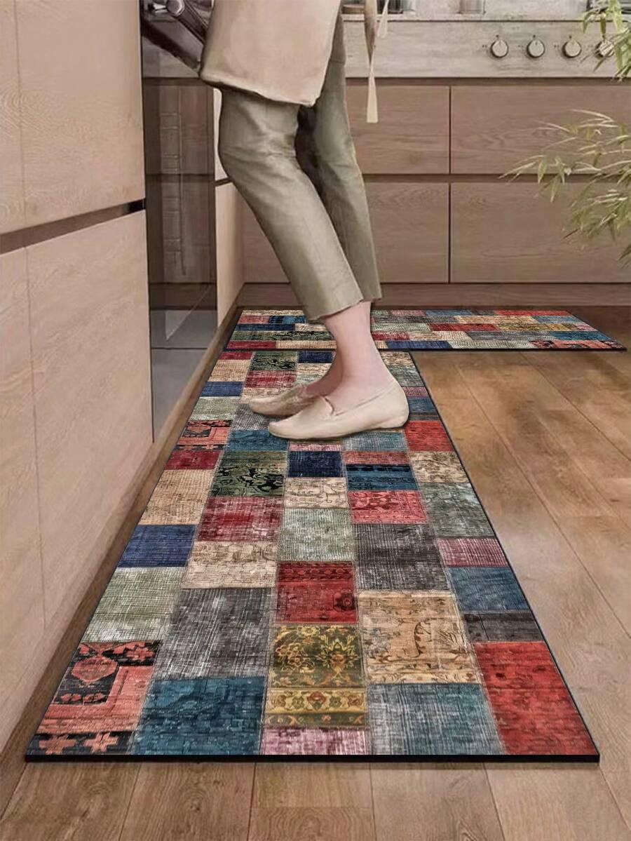 1片硅胶厨房地垫，拼布图案。地垫由许多不同颜色和图案的正方形拼接而成，包括红色、蓝色、米色、绿色等等。