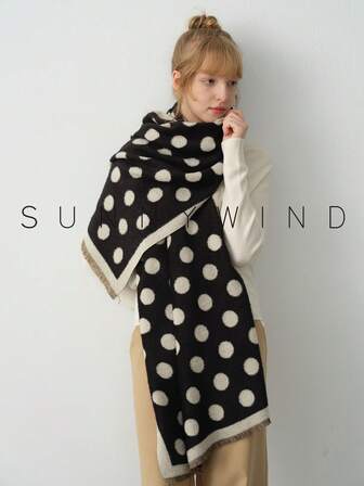 1条女士波点涤纶多功能简约保暖围巾，适合秋冬季日常搭配连衣裙使用