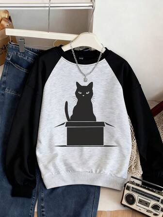 少女圆领长袖黑猫图案运动衫。这是一款适合秋冬季穿着的休闲女孩上衣，也是开学季的服装选择之一。