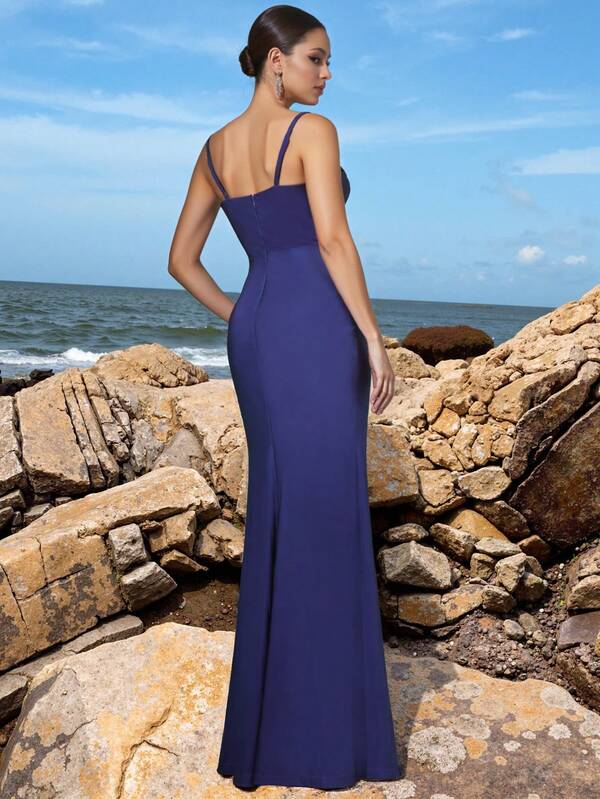 Robe maxi bleu marine - Bretelles spaghetti, encolure en cœur ornée de perles et de strass, détail de nœud sur le côté, fente haute sur la cuisse, silhouette moulante | Robe de soirée élégante pour les galas du soir, les mariages sur la plage, les tapis rouges et les célébrations côtières sophistiquées