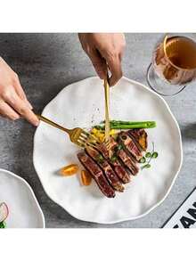 1pc Matte White Asymmetrical Wavy Edge Dinner Plate, Breaks The Traditional Plate Impression With Unique Design. The Matte Textured Surface Is Fine-Grained And Tactile, Presenting A Premium Matte Aesthetic. This Design Is Ideal For Elegant Plating Of Refined Meals, Such As The Steak Dish Shown.