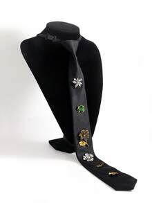 Gravata elegante e moderna de cor sólida, modelo 2026, com diversos detalhes metálicos em sua modelagem slim. Ideal para encontros casuais, festas e ocasiões como o Natal. - Preto - Ver 11