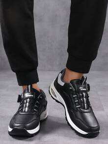Zapatillas de cuero con botón giratorio para hombres, de color negro y blanco clásico de moda con cojín de aire, adecuadas para deportes al aire libre, golf