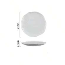 1pc Matte White Asymmetrical Wavy Edge Dinner Plate, Breaks The Traditional Plate Impression With Unique Design. The Matte Textured Surface Is Fine-Grained And Tactile, Presenting A Premium Matte Aesthetic. This Design Is Ideal For Elegant Plating Of Refined Meals, Such As The Steak Dish Shown.