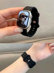 1条星空硅胶运动表带，兼容 42mm、38mm、40mm、41mm、44mm、45mm、46mm、49mm，时尚智能手表替换表带，适用于Ultra2、Ultra SE2、SE 11、10、9、8、7、6、5、4、3、2、1系列，男女皆宜。 - 黑色 - 查看 6