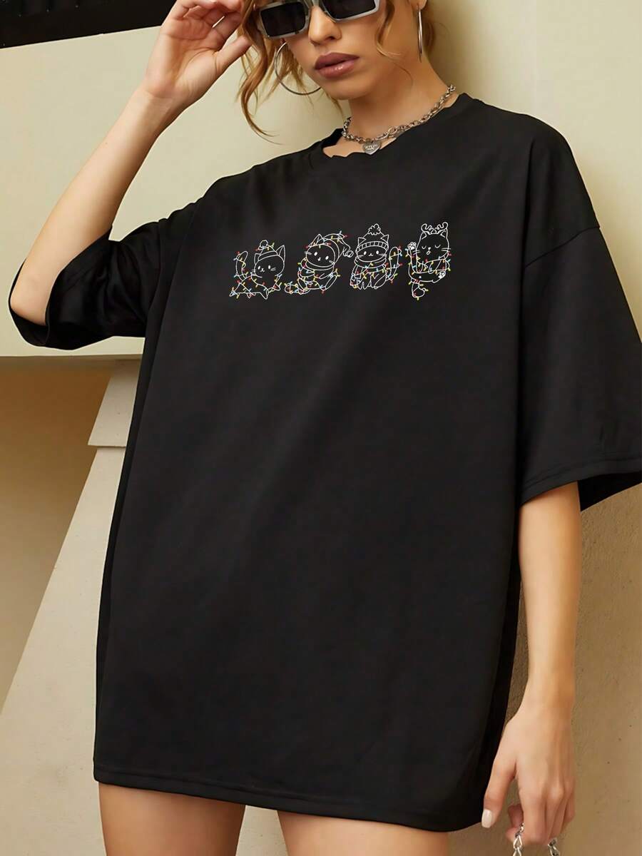 Camiseta gráfica festiva para mujer con un adorable estampado navideño de gato verde musgo. Bonita y cómoda camiseta de algodón esencial, de estilo casual y para las fiestas. Talla extragrande. - Negro - Ver 1