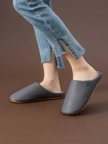 Ciche kapcie unisex, wodoodporna cholewka z imitacji skóry, łatwe do czyszczenia, antypoślizgowa, trwała podeszwa z tworzywa TPR, prosty jednolity kolor z modnym wzorem liter, wygodne, ciche kapcie do sypialni, antypoślizgowe, miękkie, z miękkim dnem - Szary - Zobacz 4