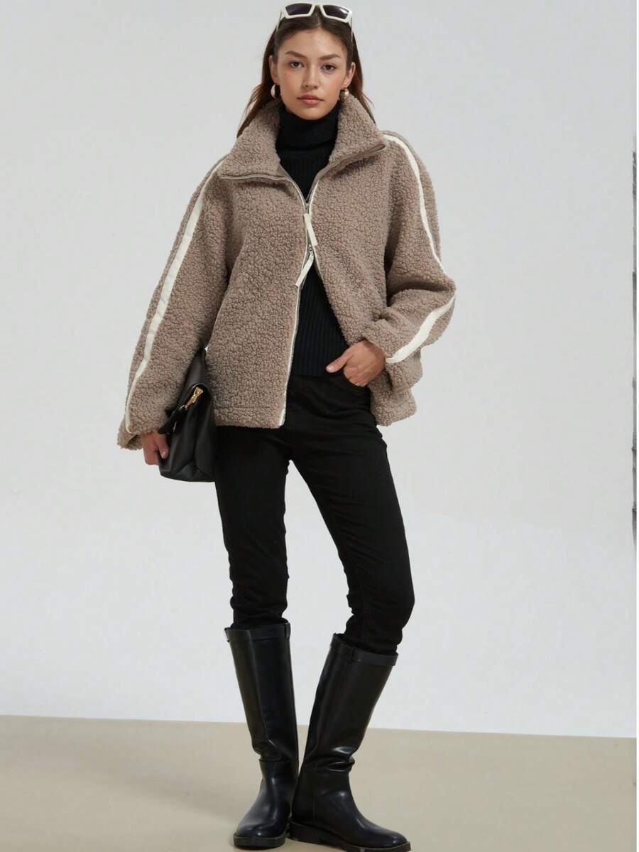 Neue Herbst/Winter Damen Oversized Teddy Mantel - Lässiger Schnitt fällt groß aus, empfehlen Sie eine Nummer kleiner für besseren Sitz, Retro Streetstyle Plüsch Oberbekleidung mit Stehkragen und Seitenstreifen - Kaffeebraun - Übersicht 1