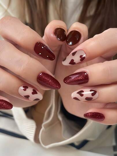 24片中号杏仁形美甲贴片，优雅复古酒红色搭配闪亮红色指甲油，浪漫心形图案，奶油白底红色甲片，全覆盖美甲贴纸，适合女性和女孩。包含1张贴纸和1张迷你凝胶贴纸。