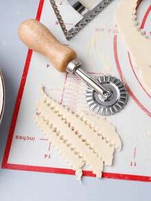 1 pieza Cortador de masa con mango de madera natural, hoja de acero inoxidable - Afilado y antiadherente para masa de pan/pizza/empanadillas, ligero para hornear en Navidad 2025, ideal para panaderos caseros y preparación festiva