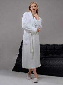 一件男女通用纯色浴袍,酒店浴袍,可作毛巾、浴袍穿着,带帽或翻领,多种颜色可选,适合居家、酒店、浴室、派对、游泳池、野餐等各种场合,四季皆宜,可作浴室装饰、礼品、浴袍、浴室配件、情人节礼物。 - 珊瑚絨浴袍 - 查看 16