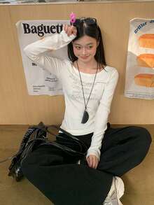 Áo thun dài tay in chữ, dáng ôm, vai lệch, thích hợp mặc trong mùa thu sớm, màu trắng, kiểu dáng thường ngày, thích hợp mặc ngoài vào mùa xuân. - trắng - Xem 3