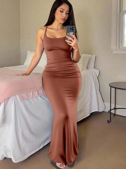 Vestido de tirantes estilo slip con abertura y volantes degradados, vestido de verano elegante  Vestido largo Body ajustado maxi Cami en color sólido, vestido largo Body ajustado  Vestido ajustado y sexy con escote pronunciado, espalda descubierta, tirantes cruzados y abertura  Vestido largo negro de mujer con correa de abertura alta y unicolor