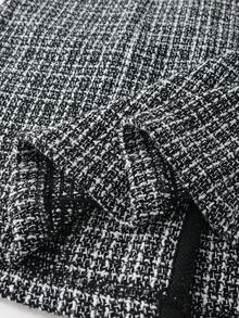 这款优雅的无袖外套采用流行的秋季格子图案设计，专为女性设计。它配有腰带和前扣，是参加派对、节日庆典、休闲郊游和度假的理想之选。 - 黑與白 - 查看 9