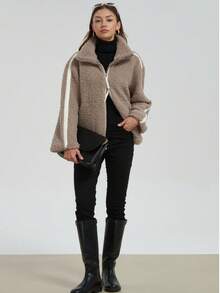 Neue Herbst/Winter Damen Oversized Teddy Mantel - Lässiger Schnitt fällt groß aus, empfehlen Sie eine Nummer kleiner für besseren Sitz, Retro Streetstyle Plüsch Oberbekleidung mit Stehkragen und Seitenstreifen - Kaffeebraun - Übersicht 2