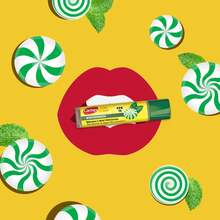 álsamo Labial Natural de 4. 25 gr - Hidratante, Protege y Suaviza, Resiste al Agua, con Protecció Solar FPS 15 y Sabor WinterGreen - Amarillo - Ver 8