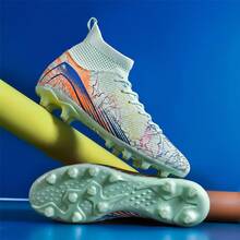 专业FG/HG防滑足球鞋，天然草皮和人造草皮竞速战靴。强力鞋钉提供极致抓地力和爆发力，带来瞬间加速和敏捷性。优质皮革鞋面带来精准的触球感，轻盈设计专为前锋和边锋打造，是球场上速度的利器。 - 月色 - 查看 4