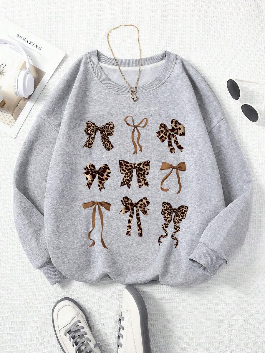 Tween-Mädchen Sweatshirt mit Leopardenmuster und Schleifenprint (Oversized-Passform) – ideal für lässige und bequeme Herbst- und Winteroutfits. Das weiche und maschinenwaschbare Sweatshirt eignet sich perfekt für Reisen, Partys, die Uni, Schule, Urlaub und Shopping.
