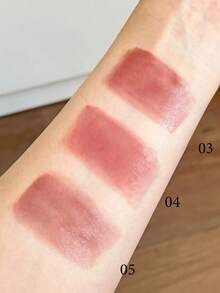 Little Ondine Essence 丝绒唇彩 06 号。滋润双唇，令双唇饱满水润，焕发光彩。轻盈不黏腻配方，色彩清透，可层层叠加。超萌卡通包装，送礼佳品。2.4克/0.08盎司 - 06 - 查看 4