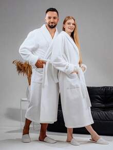 一件男女通用纯色浴袍,酒店浴袍,可作毛巾、浴袍穿着,带帽或翻领,多种颜色可选,适合居家、酒店、浴室、派对、游泳池、野餐等各种场合,四季皆宜,可作浴室装饰、礼品、浴袍、浴室配件、情人节礼物。 - 珊瑚絨浴袍 - 查看 3