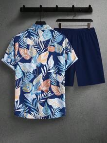 Conjunto de dos piezas de camisa y pantalón corto de estilo vintage para hombre con estampados botánicos tropicales - Azul Marino - Ver 3