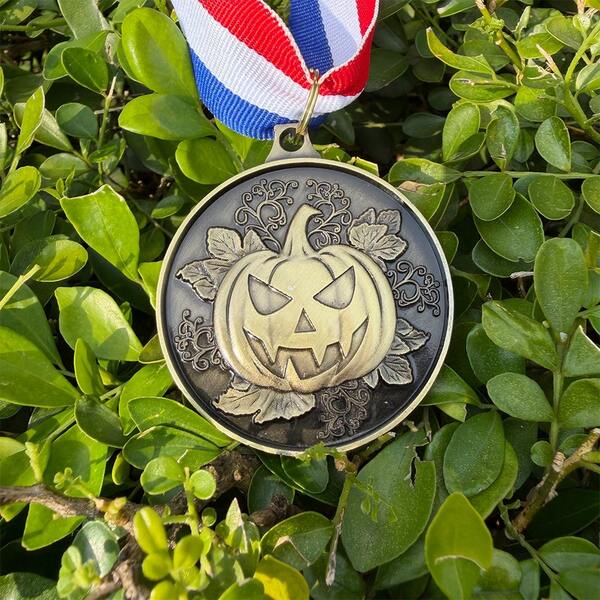 Medalla de calabaza de Halloween 2025 - Premio al Campeonato de Jack-O'-Lantern para concursos de disfraces, Trunk Or Treat y premios de fiestas | Perfecto para carnavales escolares, fiestas y eventos corporativos | El mejor regalo de Halloween para ganadores, invitados y recuerdos de la fiesta